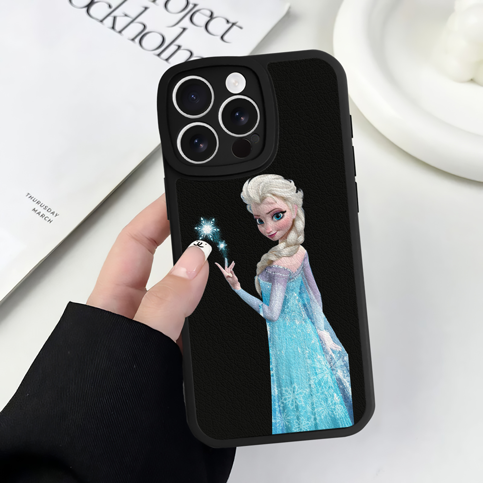 （画像用） アナと雪の女王 アンナ エルサ Frozen Anna Elsa 【iPhone 16シリーズ対応】シリコンスマホケース（レザー調） 材質：シリコン